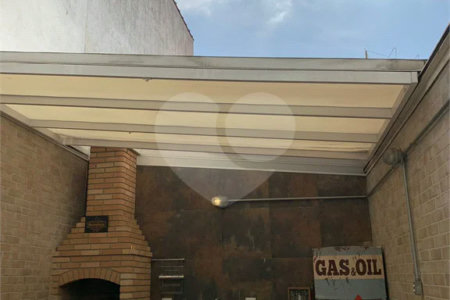 Sobrado com 3 quartos e garagem para 5 veículos.