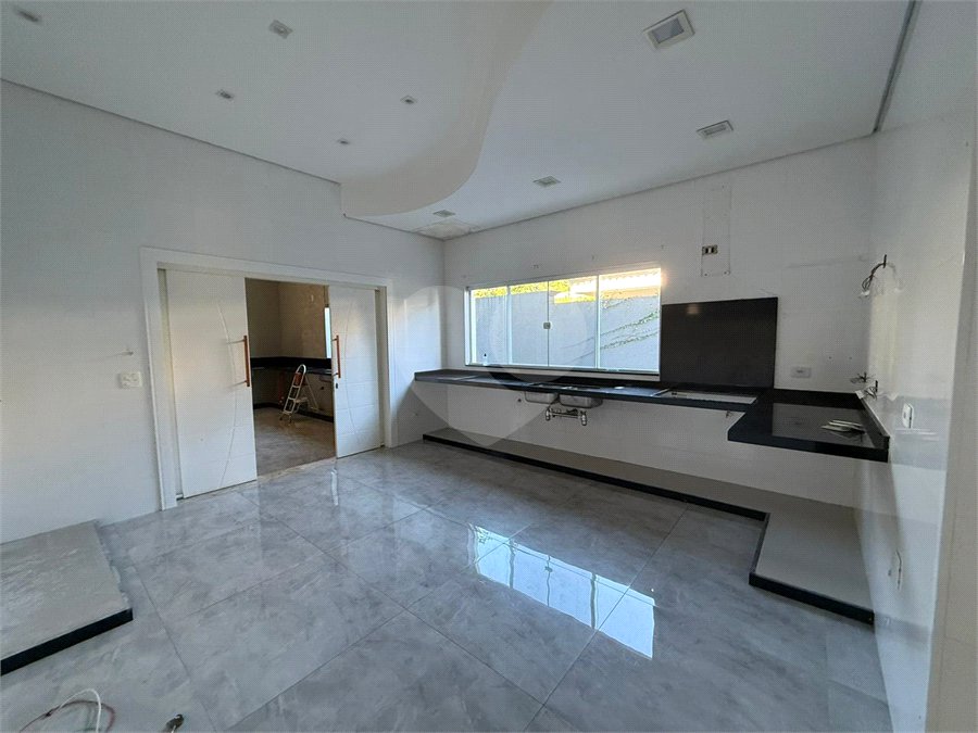 Casa alto padrão condomínio fechado em Atibaia com 4 suítes e ampla área de lazer, espaço gourmet, piscina, 6 vagas garagem