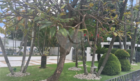 Prédio com portaria 24 horas, e lazer. Apartamento com 3 dormitórios, uma suíte, 2 vagas de garagem