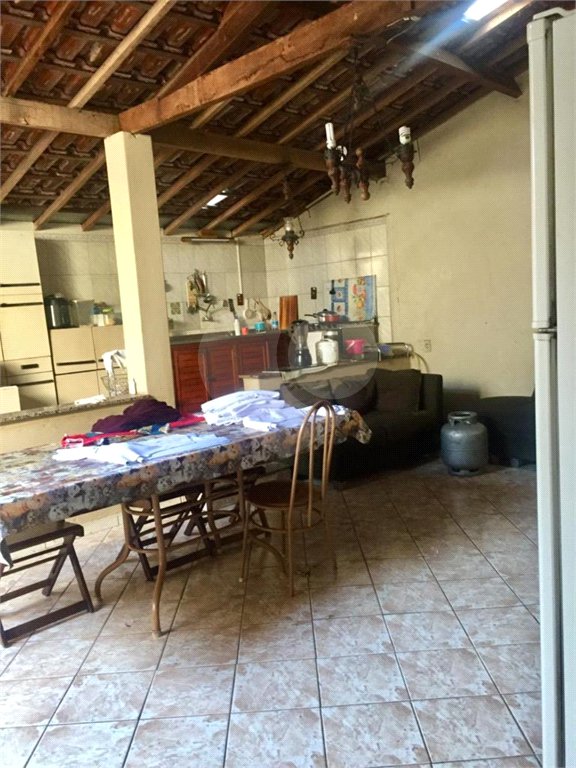 Casa térrea no Jardim Bandeirantes.