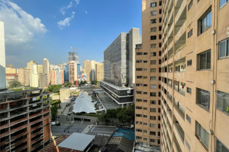 Apartamento á venda na Bela Vista com 57m² reformado e com armário embutido.