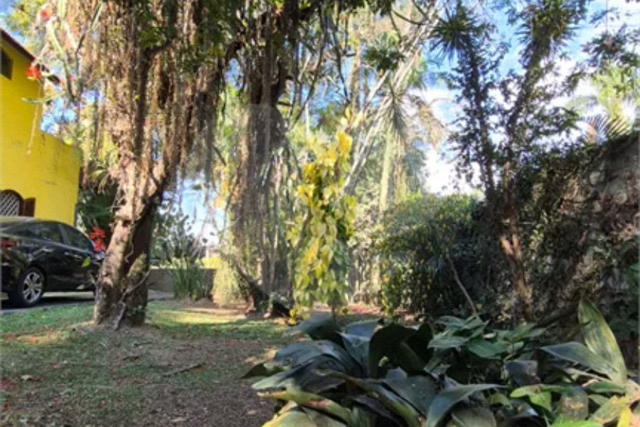 Casa com Piscina, Sauna e Edícula em Rua Arborizada no Tremembé