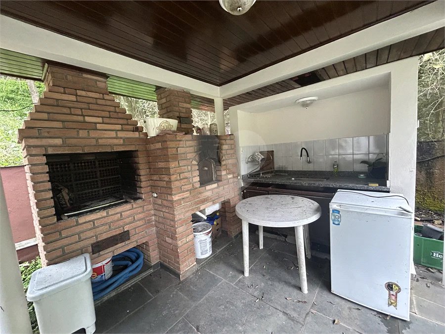 Casa em condomínio com 3 dormitórios, 01 suíte, garagem para 06 carros, área gourmet, piscina.