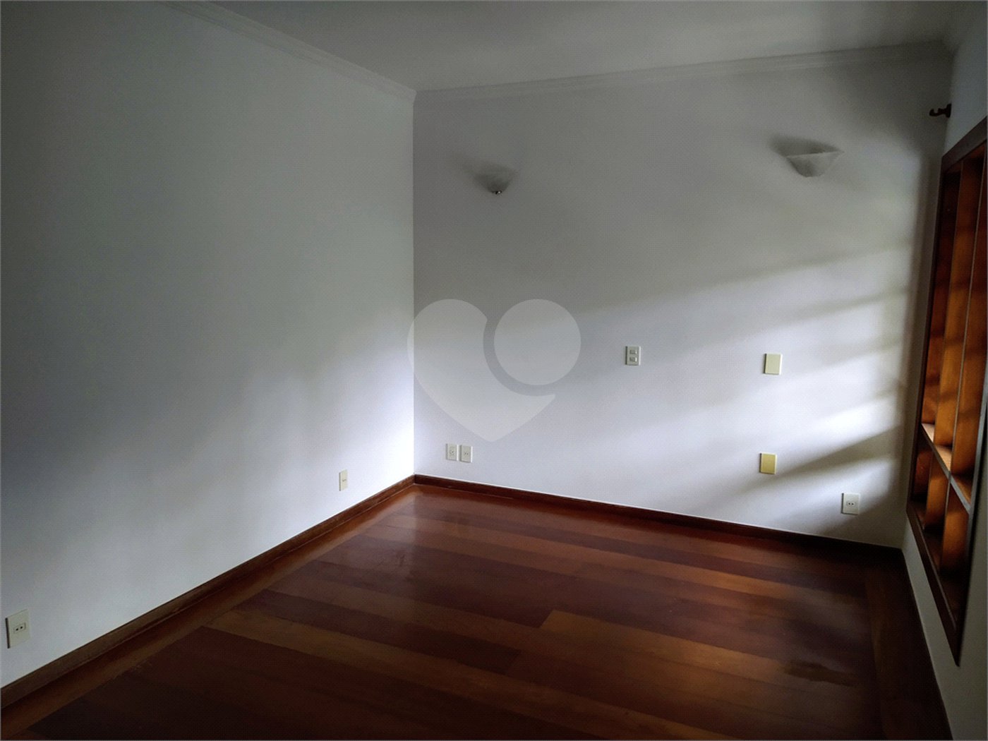 SOBRADO DE 426,0 M² COM 04 SUITES, SALÃO DE FESTAS, 06 VAGAS,06 BANHEIROS E PISCINA PARA LOCAÇÃO OU VENDA NO BARRO BRANCO