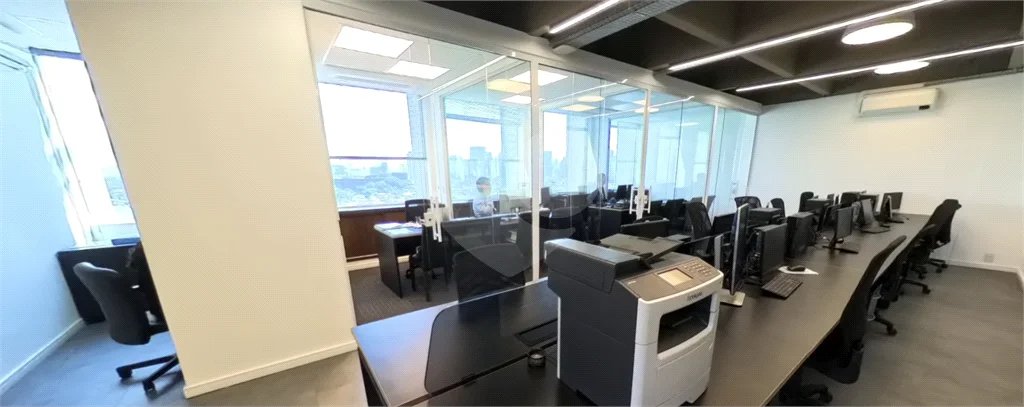Sala comercial de 198m² com vista em Pinheiros