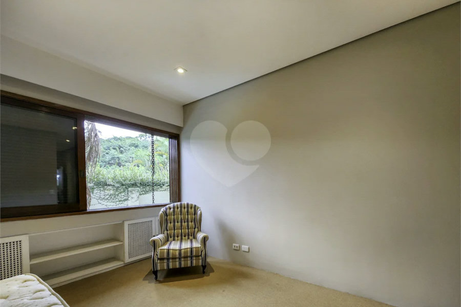 CASA EM RUA FECHADA NA REGIÃO DO MORUMBI / REGIÃO DO CLUBE PAINEIRAS
