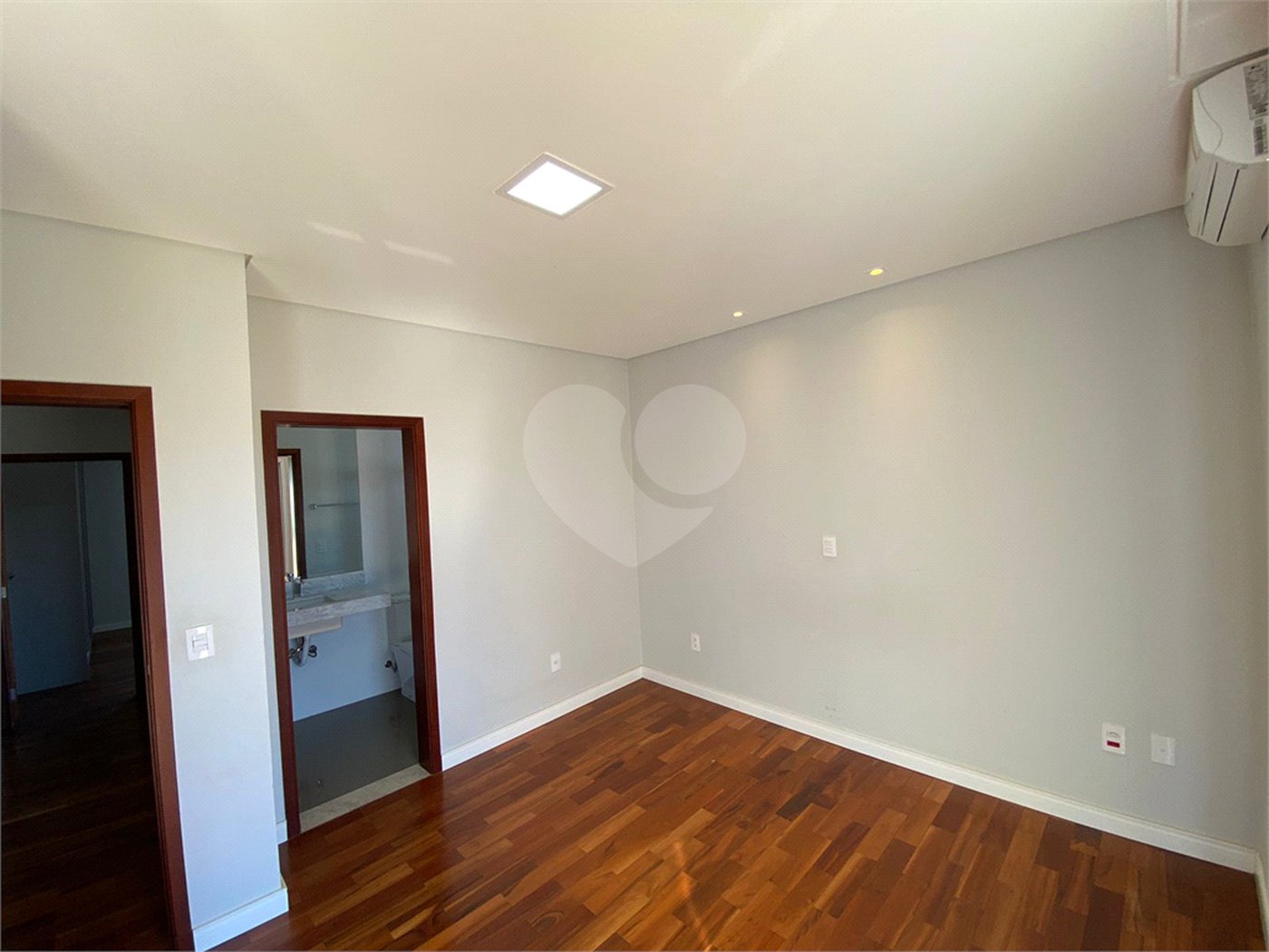 Casa com alto padrão de acabamento para venda no Condomínio Montreal.