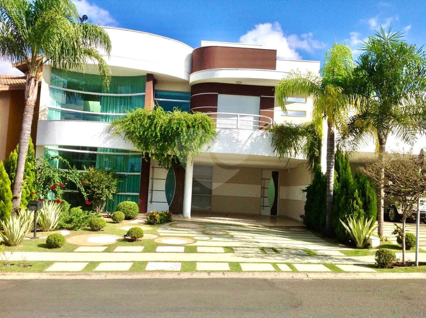 Indaiatuba - Casa no Condomínio Amstalden - Sobrado - 4 suítes - 2 banheiros sociais - Piscina aquecida com Hidro - Móveis planejados - 334,89 de obra - 370 construção com a piscina - IPTU 513,00 - Condomínio 1091,00 - Condomínio com salão de festa - Quadra de futebol - Lago para pescas