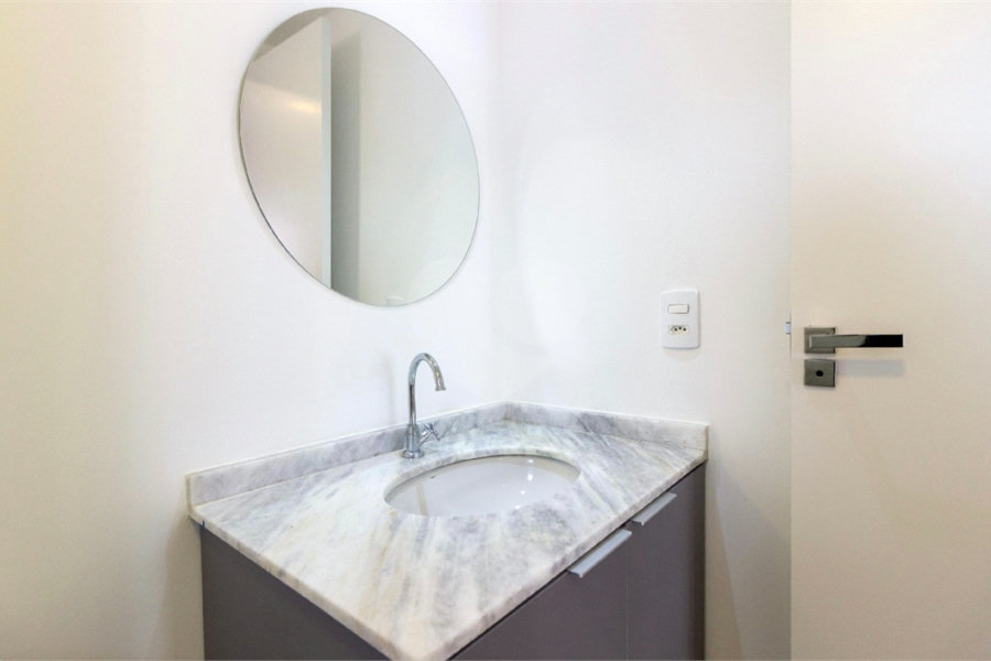 Apartamento a venda com 1 dormitório, sala com varanda e próximo ao metrô Vila Madalena.