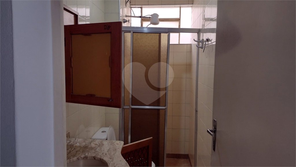 Apto com 2 dormitórios, dois banheiros , e uma garagem.