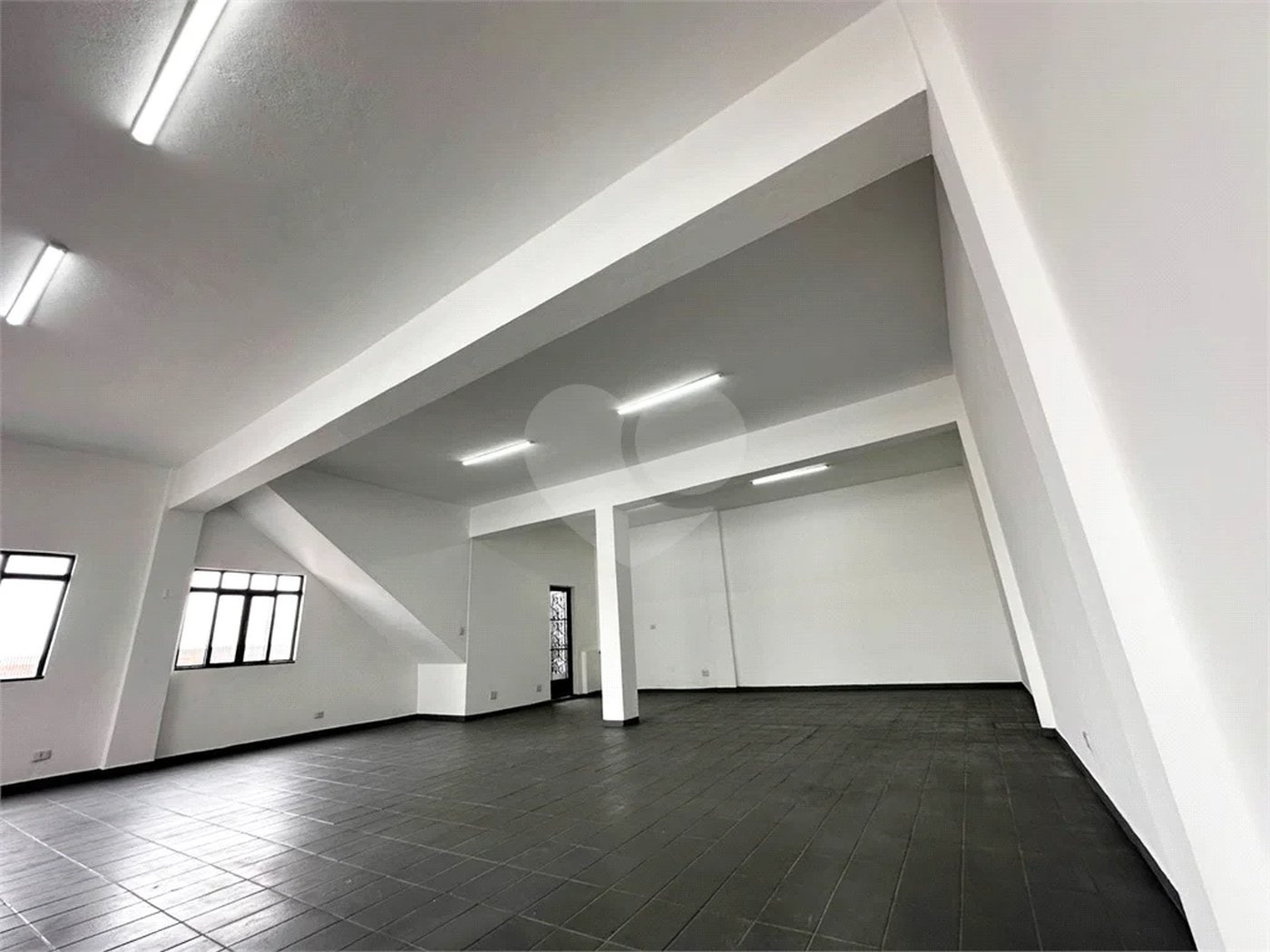 Galpão com 250m² , 4 vagas , para locação em Itaquera.