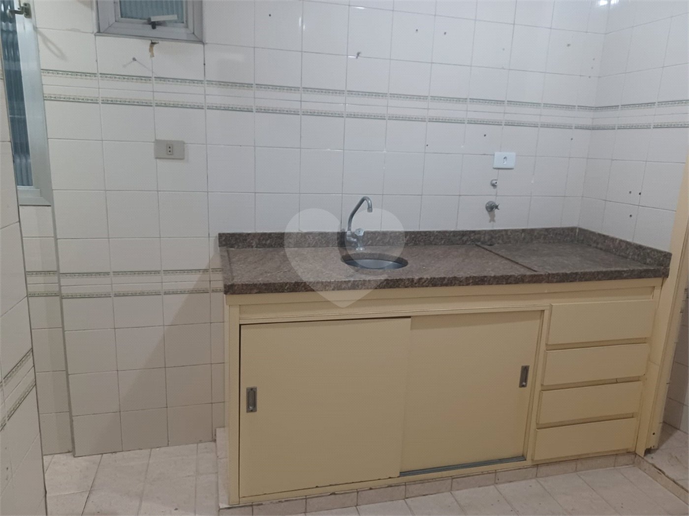 Apartamento super bem localizado, com 01 dormitório e armário embutido