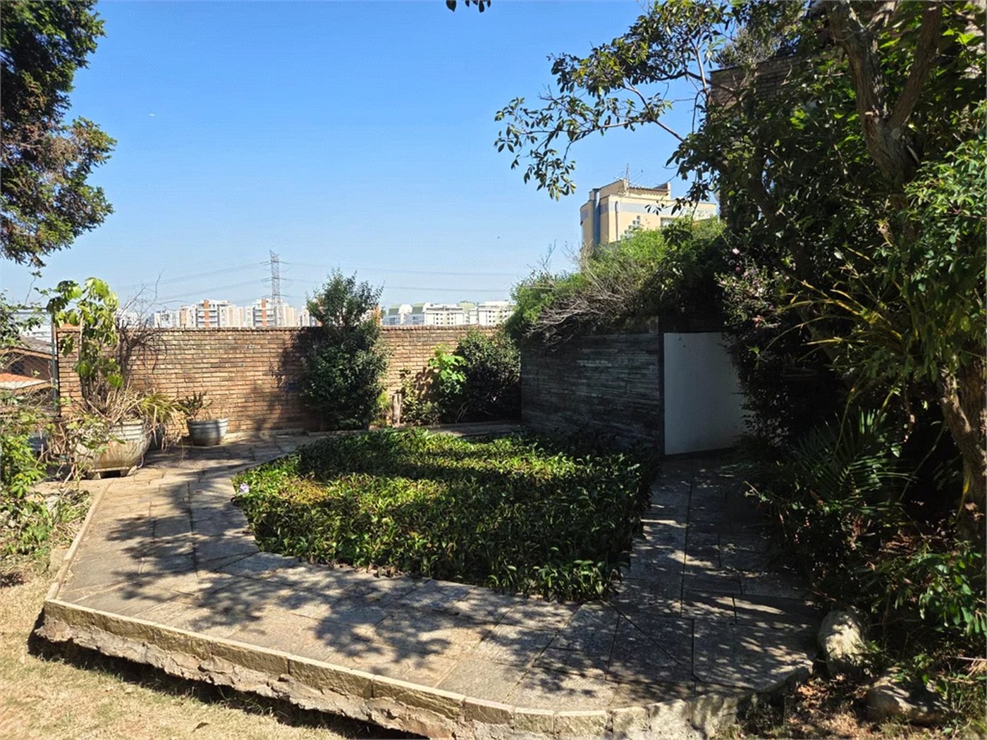 Casa à venda com 4 quartos, sendo 2 suítes,  em Cidade São Francisco, São Paulo, SP