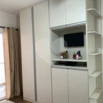Sobrado com 3 quartos e garagem para 5 veículos.