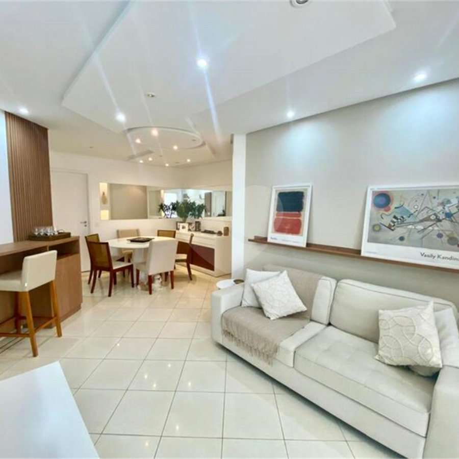Apartamento de 03 dormitórios sendo 1 suíte e 02 vagas de garagem.