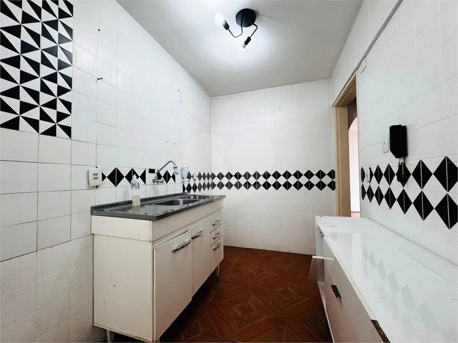 Vende-se Apartamento de 2 Quartos com Sacada na Vila Mascote