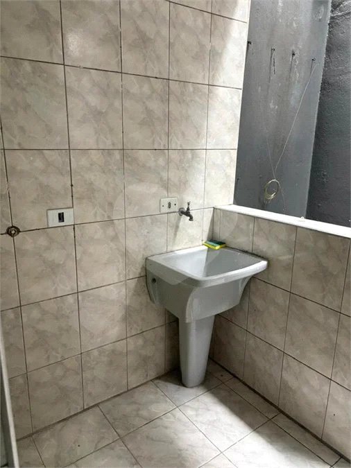 São Paulo - Capital - Bairro Santa Cruz - R4 495.000,00 - Aceita permuta por imóvel na cidade de Indaiatuba- Sp - Sobrado em rua residencial sem saída e com praça particular. O imóvel possui 2 quartos — 1 suíte com dois ambientes e acesso a hall externo. Sala ampla, cozinha com dois ambientes
