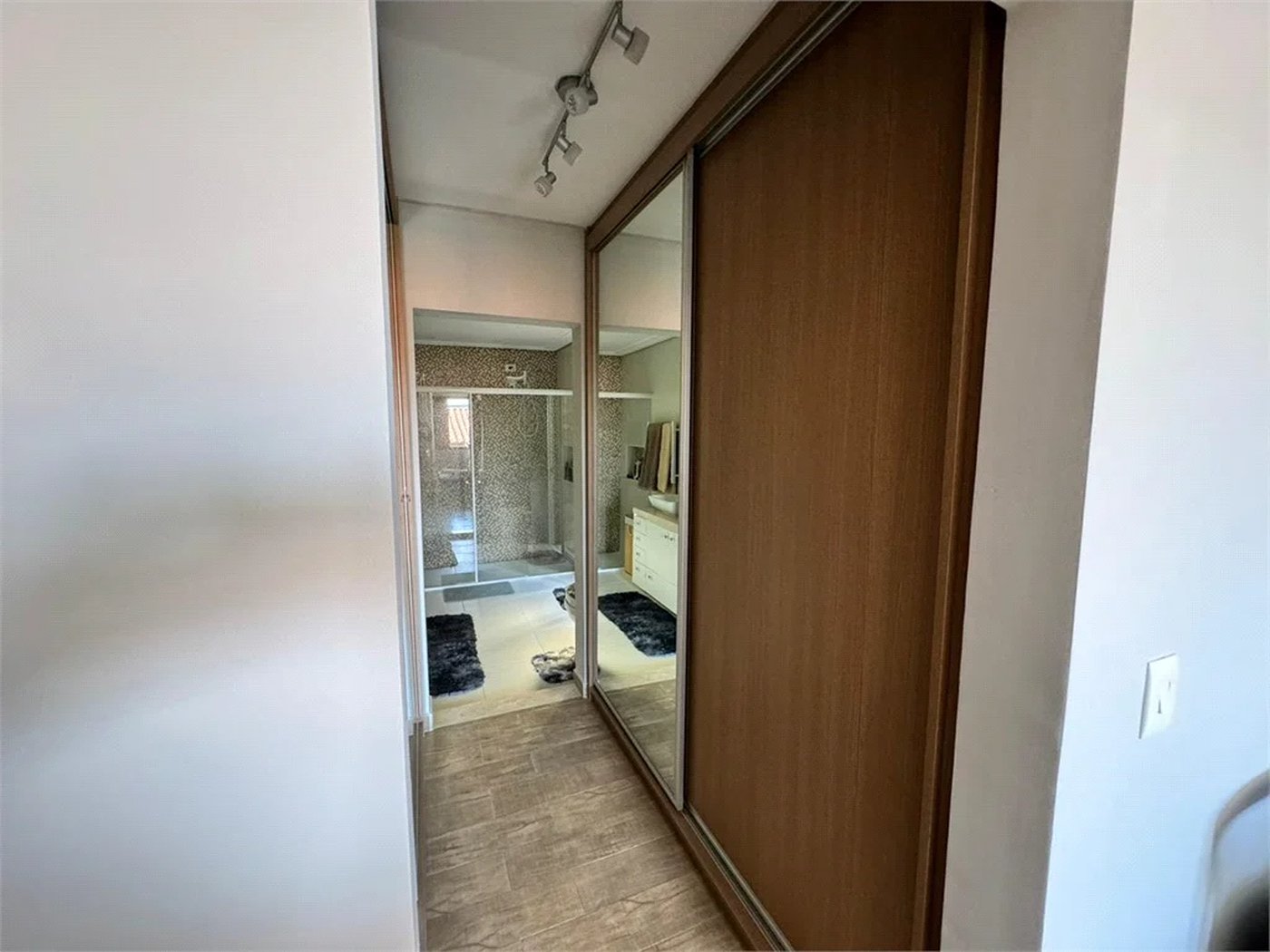 Casa à venda com 3 quartos, sendo 1 suíte, no condomínio Residencial Jardim das Flores 1510, Cotia - SP