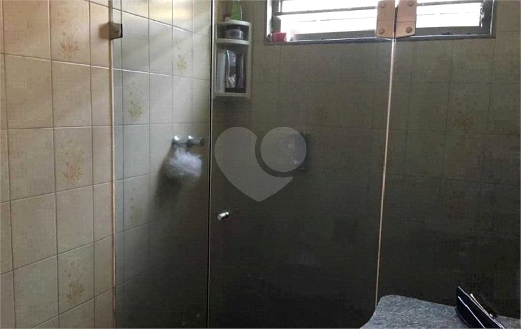 Casa térrea com 3 dormitórios, sendo 2 suítes.