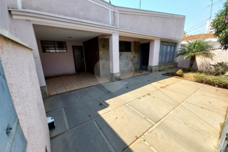 Casa Térrea com 3 dormitórios, sendo 1 suíte.