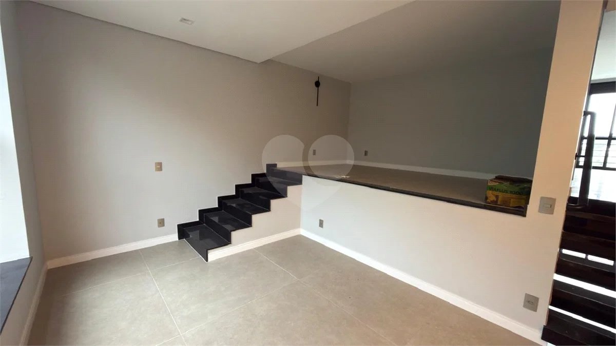 Sobrado de alto padrão no Swiss Park, totalmente reformado, com 4 suítes, piscina, elevador, espaço gourmet, 4 vagas e condomínio com lazer completo.