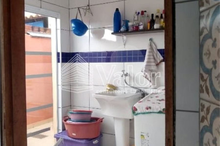 Casa Térrea com 3 dormitórios, sendo 1 suíte.