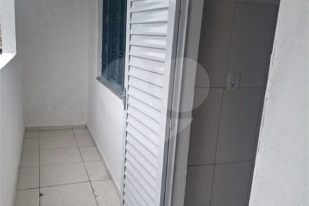 SOBRADO TIPO APARTAMENTO COM 1 QUARTO PARA LOCAÇÃO 42m² - SANTISSIMO