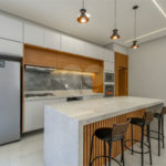 Indaiatuba - SP - Condominio Dona Lucilla - Valor R$2.295.000,00 - 3 suítes + escritório + lavabo - Terreno: 300m2 - Construção: 188m2 - Diferenciais - Móveis planejados no escritório, sala de TV, lavabo, cozinha, área gourmet, lavanderia, banheiros e closet - Ar condicionado em todos os ambie
