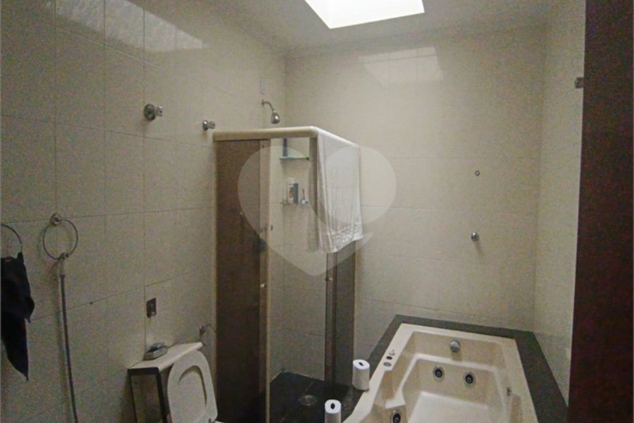 SOBRADO DE 426,0 M² COM 04 SUITES, SALÃO DE FESTAS, 06 VAGAS,06 BANHEIROS E PISCINA PARA LOCAÇÃO OU VENDA NO BARRO BRANCO