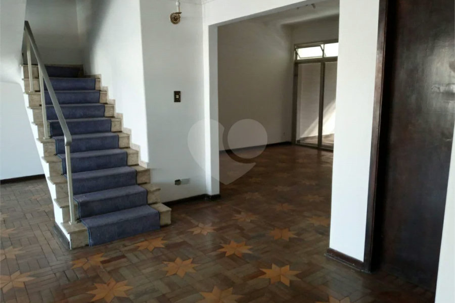 Casa com 4 dormitórios e 4 vagas.