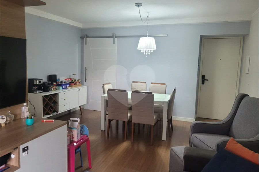Apartamento de 03 dormitórios totalmente reformado com 02 vagas de Garagem escrituradas e livres.