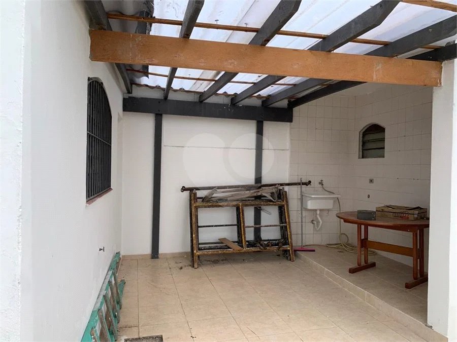 Casa espaçosa com 3 quartos, suíte, quintal e 2 vagas na Vila Santa Catarina