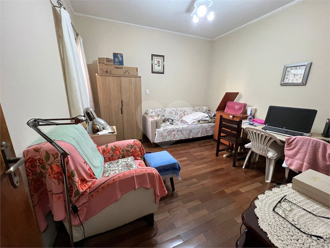 Ampla casa no condomÍnio Parque Fehr, contendo: