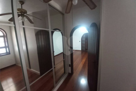Casa térrea no Condomínio Faber I.