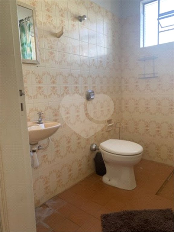Casa térrea com 3 dormitórios, sendo 1 suíte .
