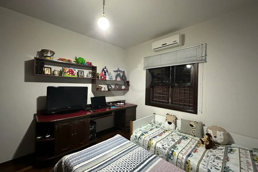 Casa assobradada à venda no bairro Nova Piracicaba, em Piracicaba/SP.