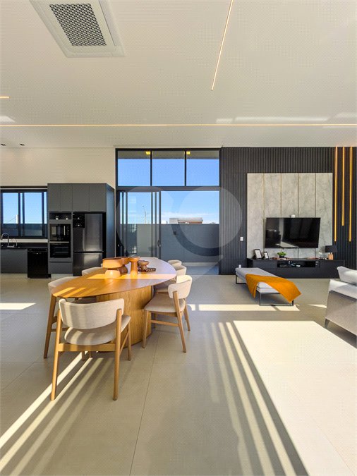 Indaiatuba - Quintas da Terracota - 1252 m² de terreno - casa térrea com 514 m² de área construída -3 vagas de garagem cobertas e 3 descobertas Lavabo - Sala de estar e jantar amplas e integradas - Escritório privativo - Cozinha toda equipada com geladeira, forno, micro-ondas, lava-louças,