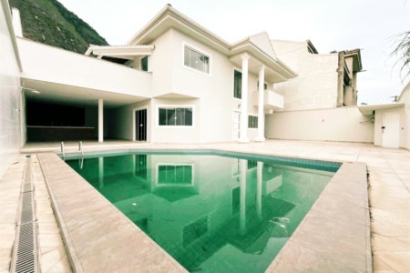 Casa Alto Padrão em Condomínio Fechado | 4 Suítes | Piscina + Área Gourmet