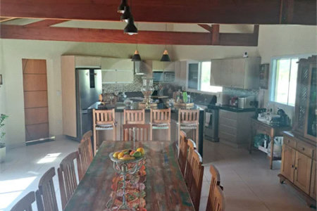 Casa Ampla com 5 Dormitórios, Piscina e Lazer Completo em Terreno de 1.260 m²