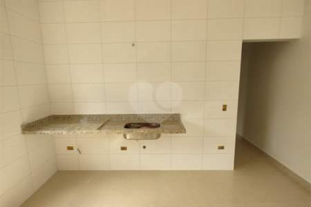 Casa térrea em Atibaia com 3 suítes, sala 2 ambientes, 2 vagas garagem, excelente localização, pronta para morar