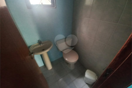 Sobrado com 4 dormitórios, sendo 1 suíte master.