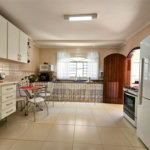 Casa térrea em Atibaia com 3 dormitórios (2 suítes), piscina, espaço gourmet, condomínio fechado