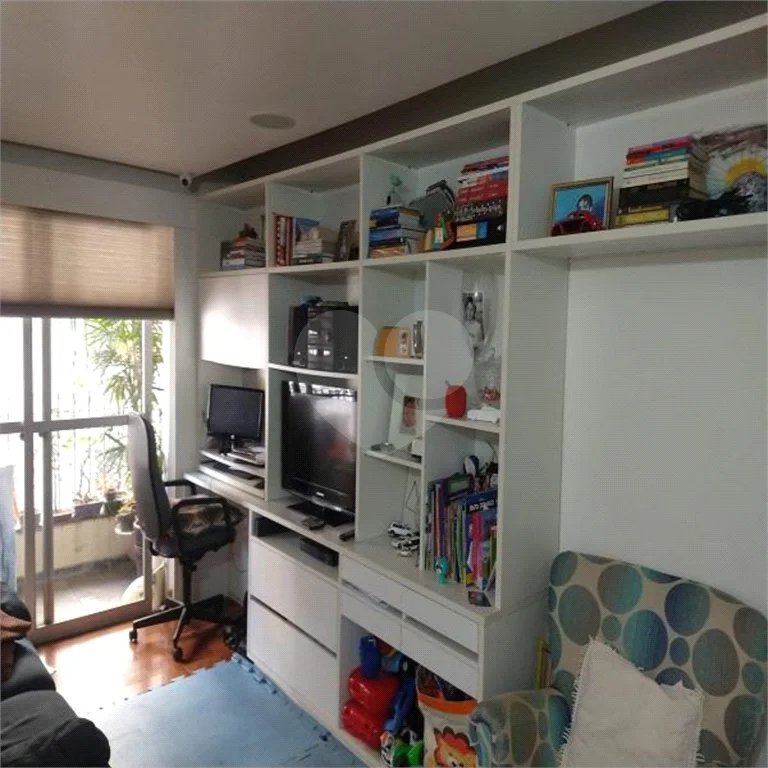 Apartamento na Vila Nova Conceição de 100m2 com 2 dorms, 1 suíte , 3 banheiros, 2 vagas. Estuda permuta.