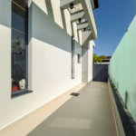 Indaiatuba - Condominio Villa Sapezal - 318 m² de Terreno - 230 m² de Área Construída - 3 suítes, sendo 1 Master com closet planejado - Sala de TV - Sala de estar integrada à Sala de jantar - Cozinha com móveis planejados - Despensa - Escritório planejado - Lavabo - Piscina com preparação para aquec