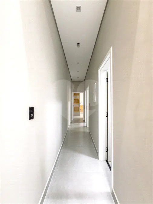 Indaiatuba - Jardim Bom sucesso - Área total: 150m² - Área construída: 115m² - 3 dormitórios sendo 1 suíte com armário planejado;Sala para dois ambientes; Banheiros com box gabinetes e espelhos; Área gourmet com churrasqueira a carvão e móveis planejados; Lavanderia coberta; Ar condicionado na sala
