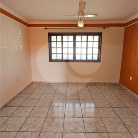 Excelente Casa Residencial no São Carlos 5 com 3 Quartos (1 Suíte) e Garagem Coberta para 2 Carros