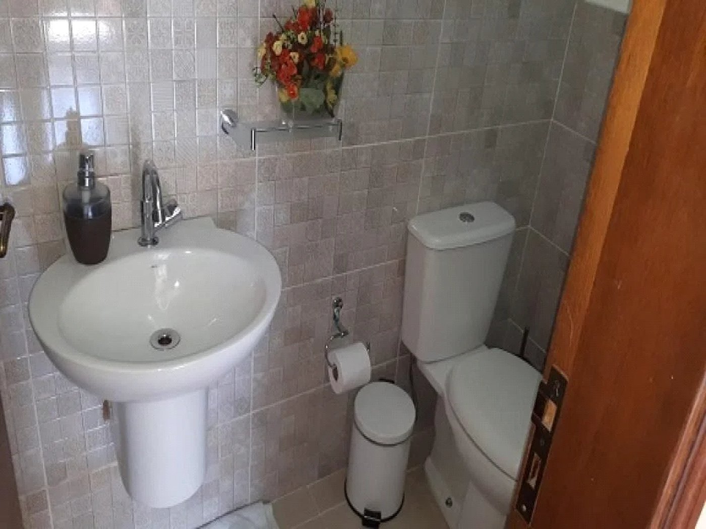 Sobrado com 4 quartos sendo 2 suítes, lareira e 2 vagas de garagem no Jardim Olympia/Butantã