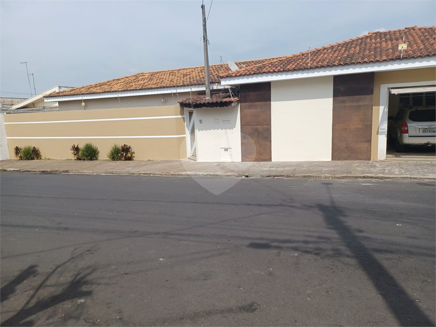 Casa Térrea com dormitórios, sendo 2 suítes.