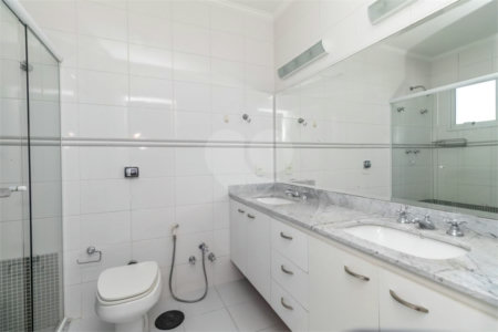 Casa à venda com 4 quartos, sendo 2 suítes, no condomínio Stephanie, São Paulo - SP