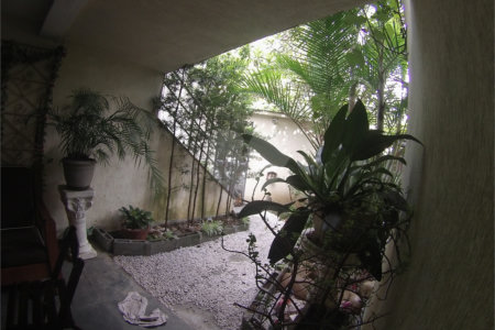 Sobrado com 4 quartos sendo 2 suítes.